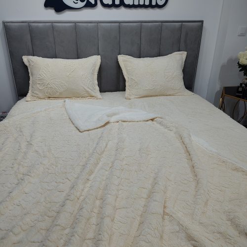 patura de pat cocoluno model cu fluturi galbena (1)