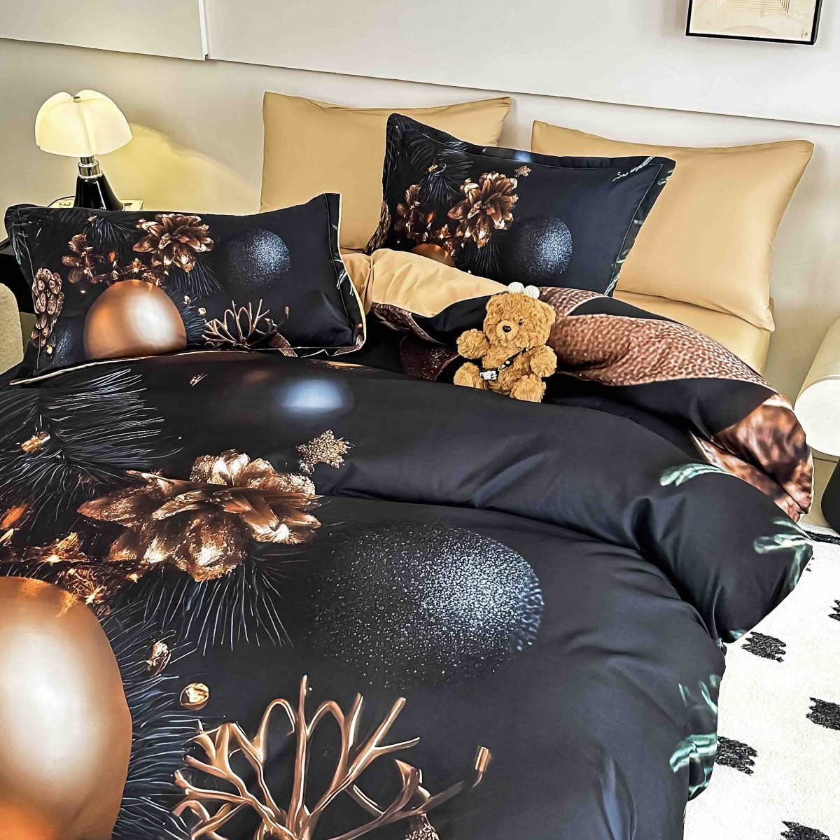 lenjerie craciun neagra cu globuri aurii aproape lenjerie craciun neagra cu globuri aurii aproape