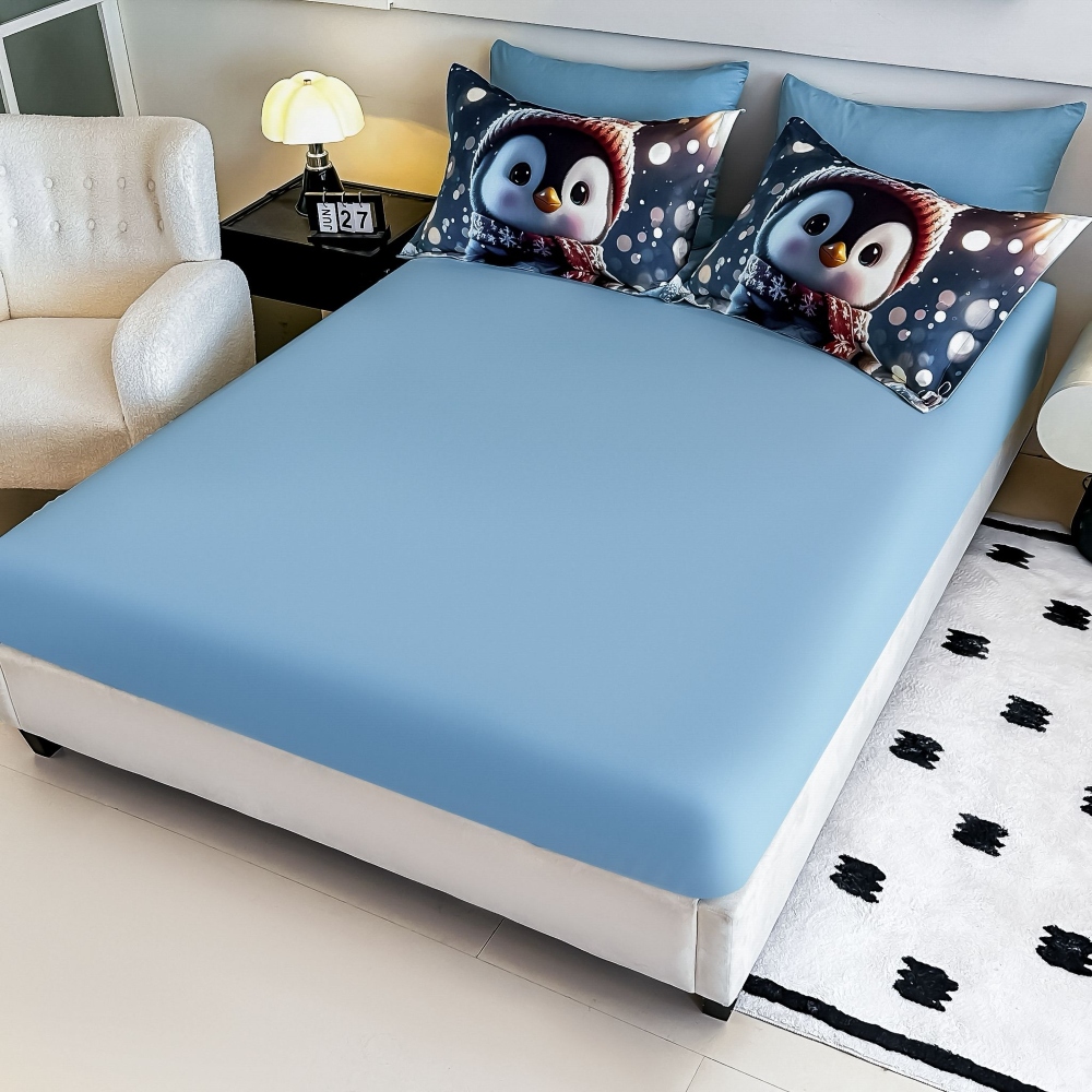 lenjerie de pat model de craciun albastra cu pinguin (3) lenjerie de pat model de craciun albastra cu pinguin