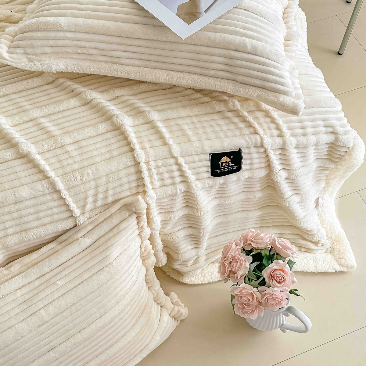 patura cu blanita deluxe cu 2 fete de perna crem dungi in relief patura cu blanita deluxe cu 2 fete de perna crem dungi in relief