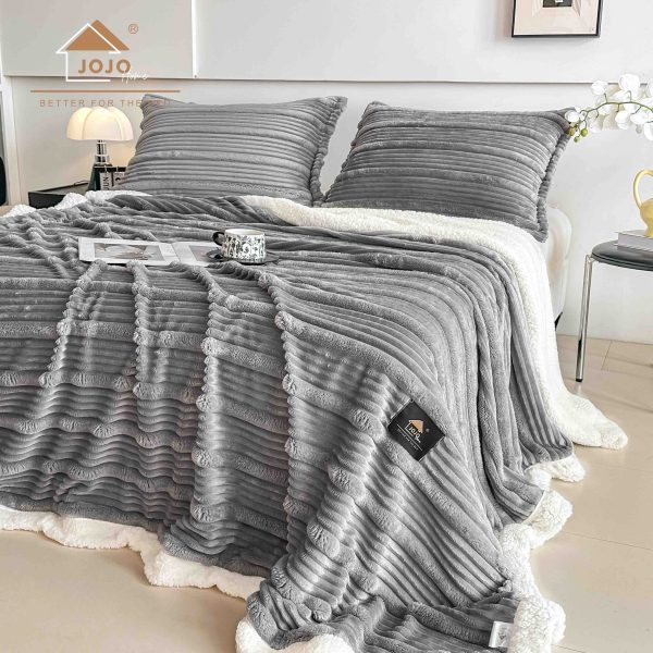 patura cu blanita deluxe cu 2 fete de perna gri deschis