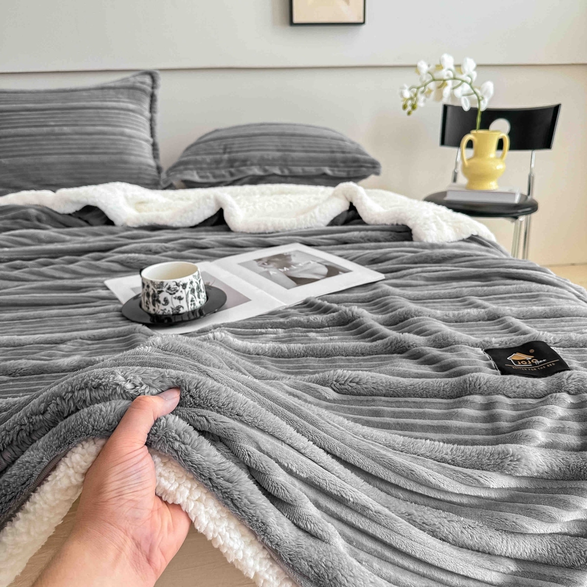 patura cu blanita deluxe cu 2 fete de perna gri deschis calitate superioara patura cu blanita deluxe cu 2 fete de perna gri deschis calitate superioara