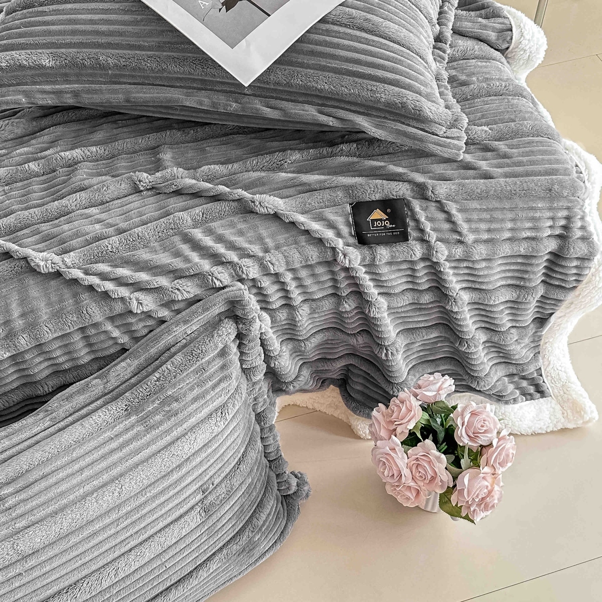 patura cu blanita deluxe cu 2 fete de perna gri deschis dungi in relief patura cu blanita deluxe cu 2 fete de perna gri deschis dungi in relief