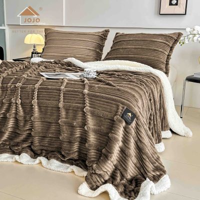 patura cu blanita deluxe cu 2 fete de perna maro