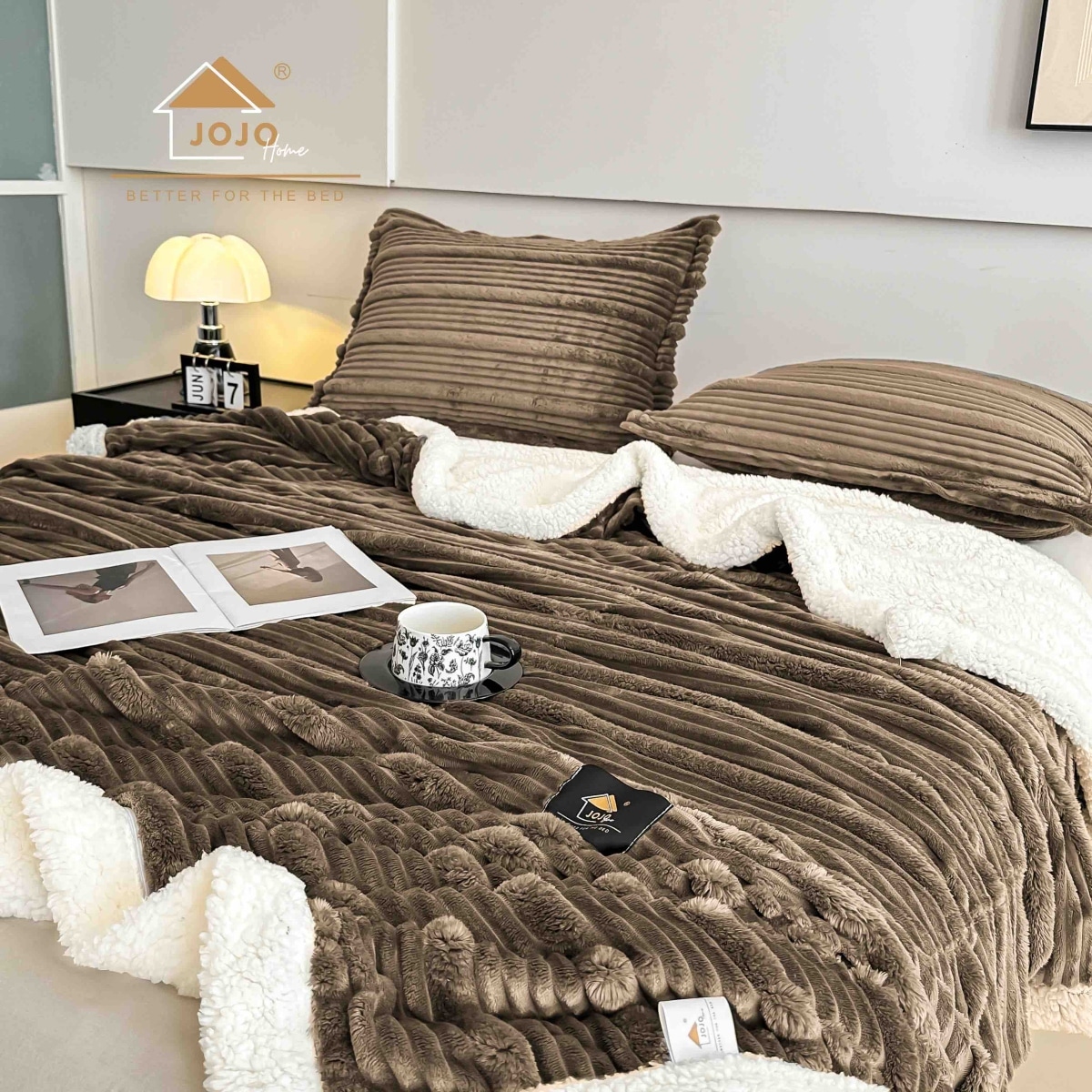 patura cu blanita deluxe cu 2 fete de perna maro dungi patura cu blanita deluxe cu 2 fete de perna maro dungi