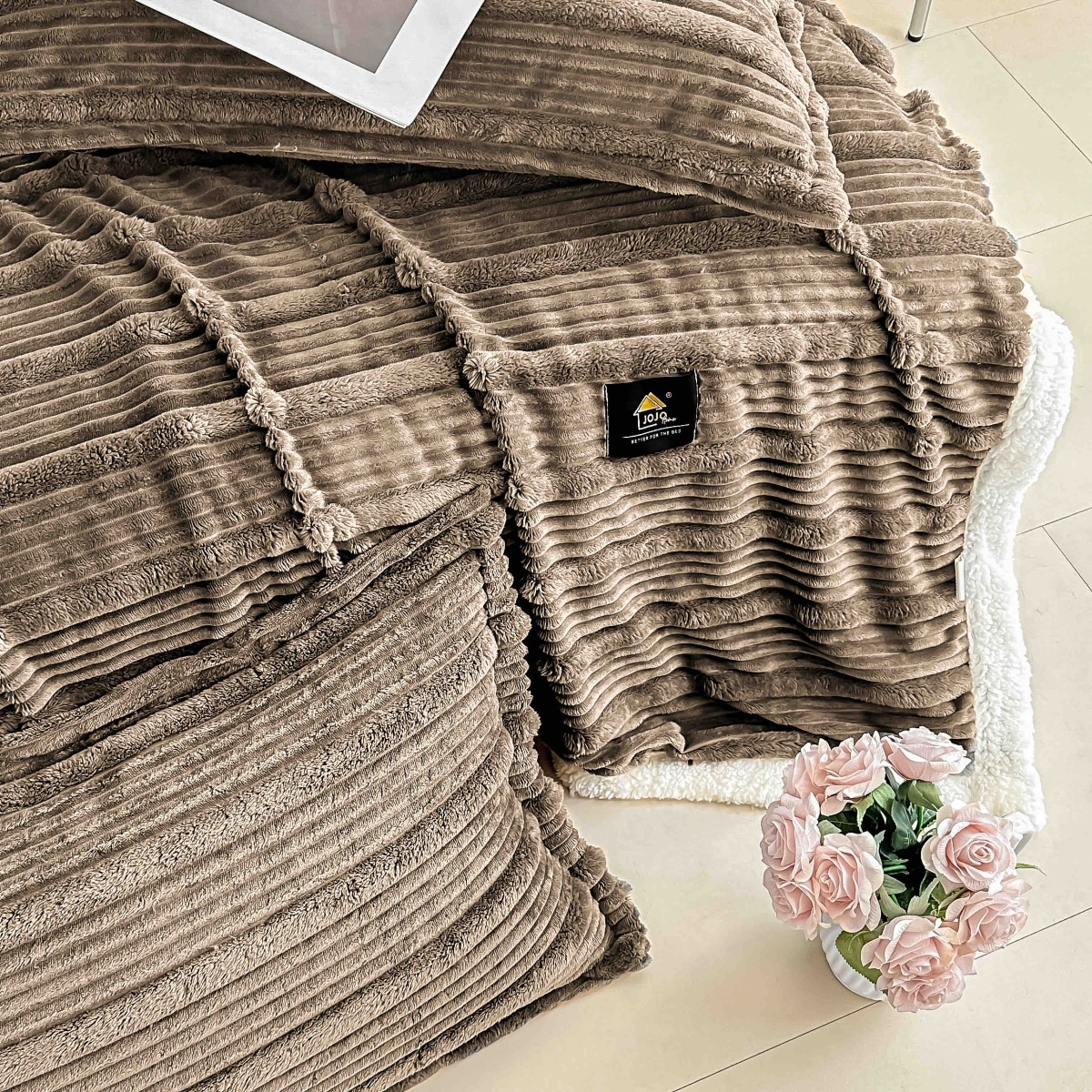 patura cu blanita deluxe cu 2 fete de perna maro groasa patura cu blanita deluxe cu 2 fete de perna maro groasa