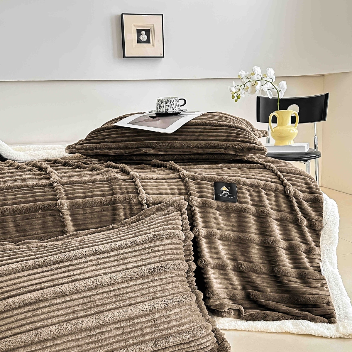 patura cu blanita deluxe cu 2 fete de perna maro iarna patura cu blanita deluxe cu 2 fete de perna maro iarna