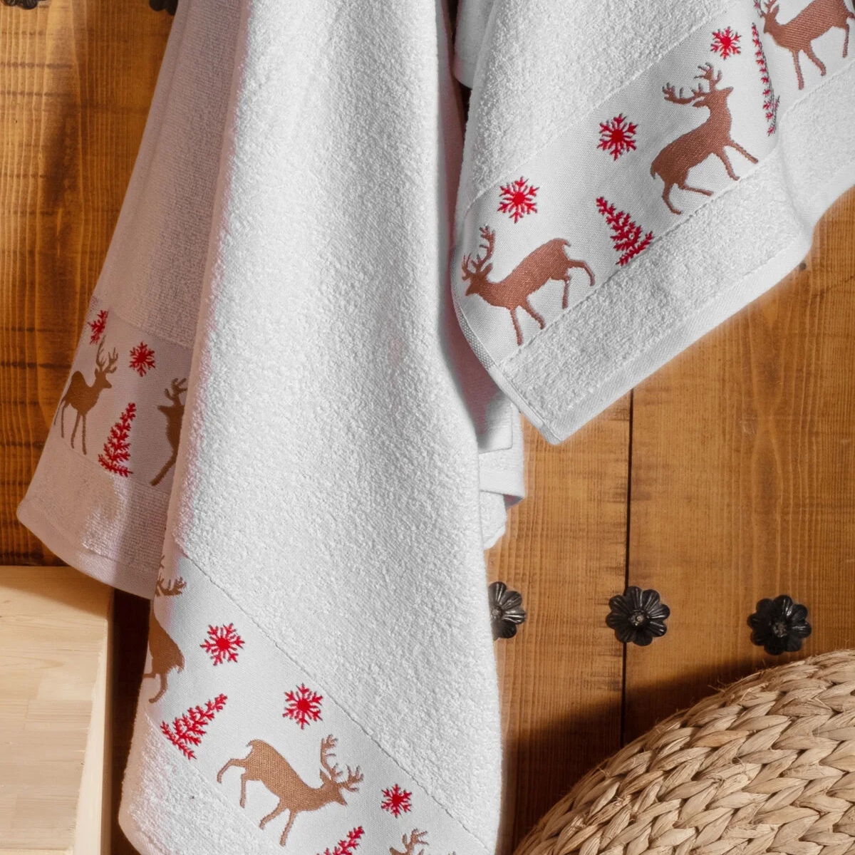 set prosoape craciun model alb aproape set prosoape craciun model alb aproape