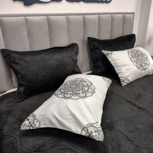 cuvertura de pat din catifea neagra