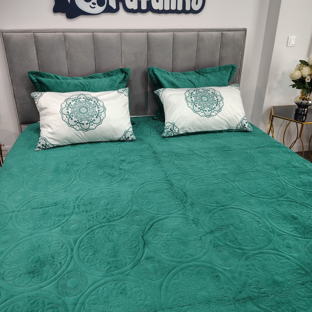 cuvertura de pat din catifea verde (2) Cuvertura Premium din Catifea, 5 Piese, Pat 2 Persoane, 220 x 240cm - Verde Smarald - JoJo Home - PUF227402 - imagine 3