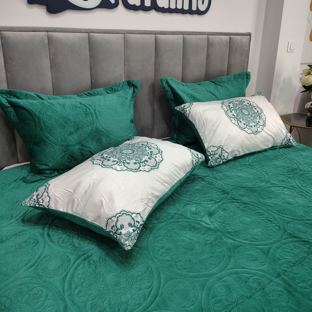 cuvertura de pat din catifea verde (3) Cuvertura Premium din Catifea, 5 Piese, Pat 2 Persoane, 220 x 240cm - Verde Smarald - JoJo Home - PUF227402 - imagine 2