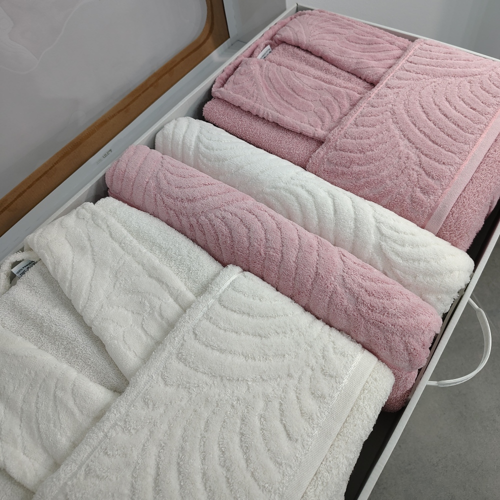 Set halate baie 6 piese roz pudra si alb tesatura Set Cadou 6 Piese: Halate de Baie + Prosoape din Bumbac 100%, Alb & Roz Pudra - Rebeka - PUF237117 - imagine 2