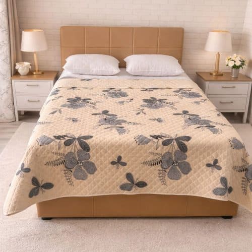 cuvertura de pat bej cu fluturi gri