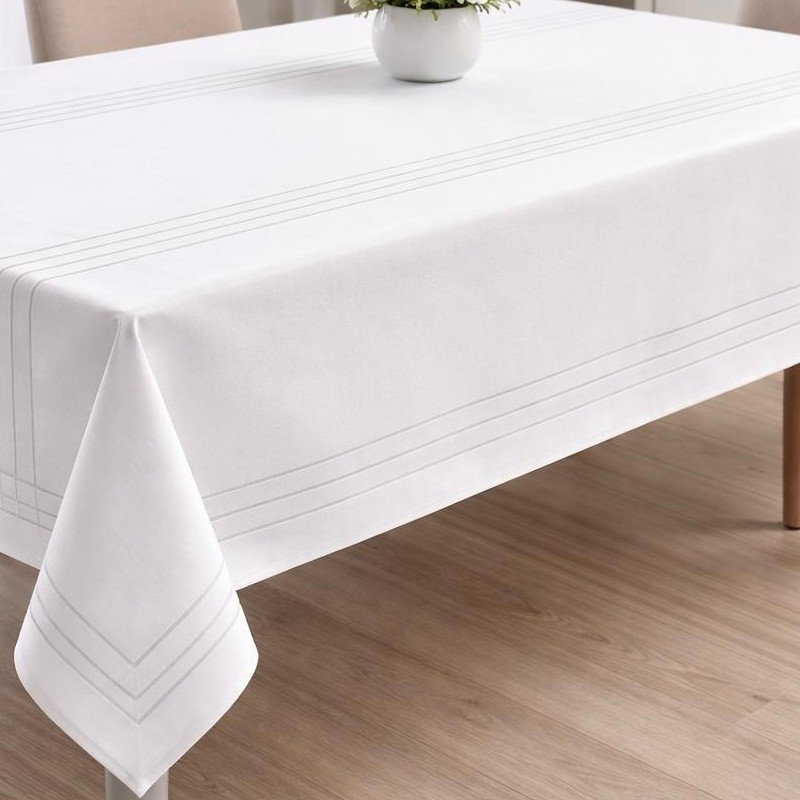 fata de masa classy alb aproape fata de masa classy alb aproape