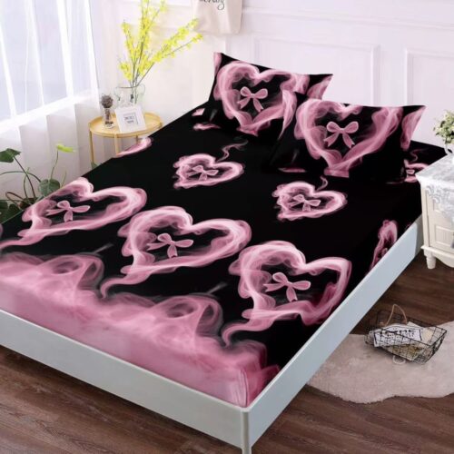 husa de pat material finet neagra cu inimioare roz