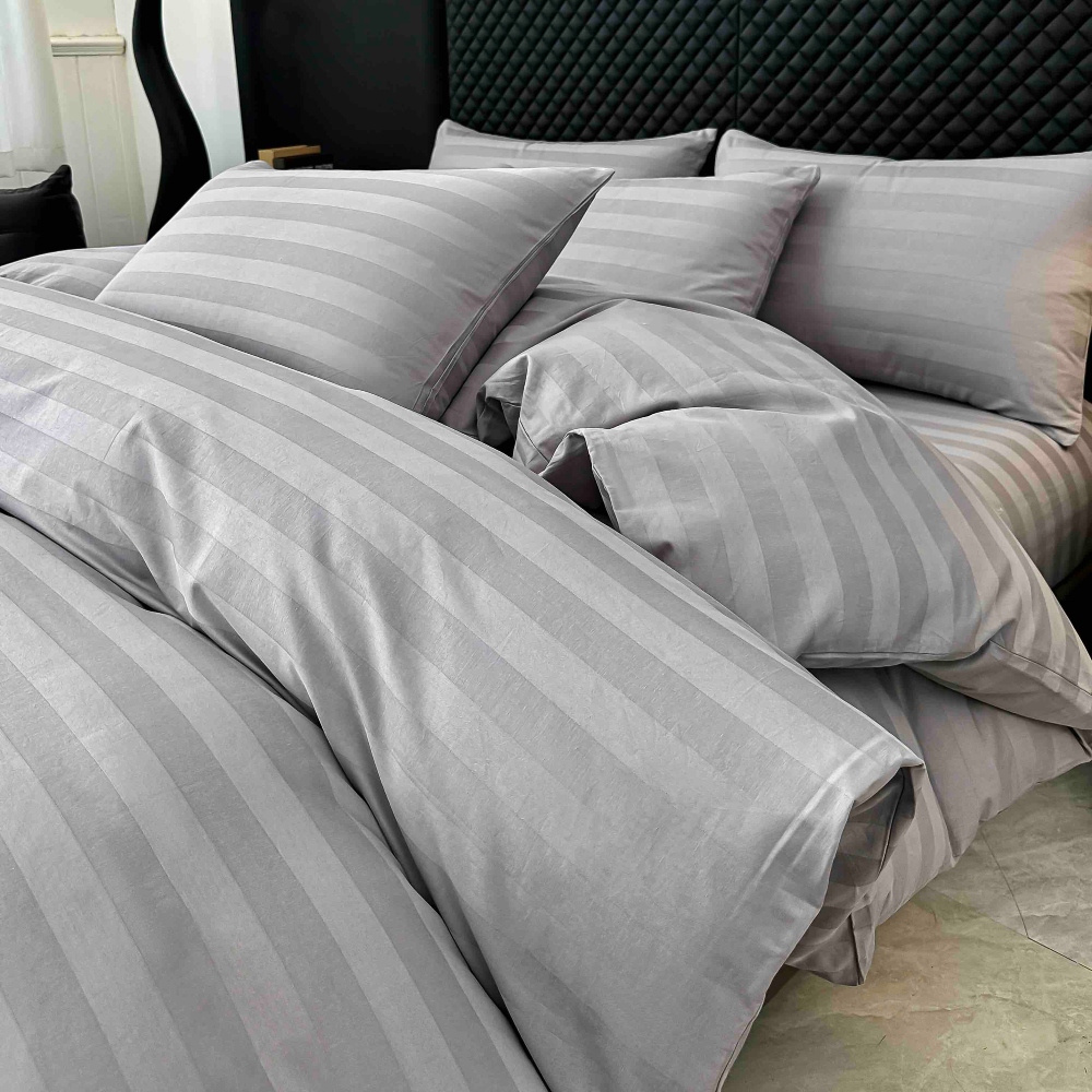 Lenjerie bumbac 100 organic 6 piese gri deschis material Lenjerie Damasc Premium din Bumbac 100%, Pat 2 Persoane - Jojo Home - Gri Deschis - PUF243814 - imagine 4
