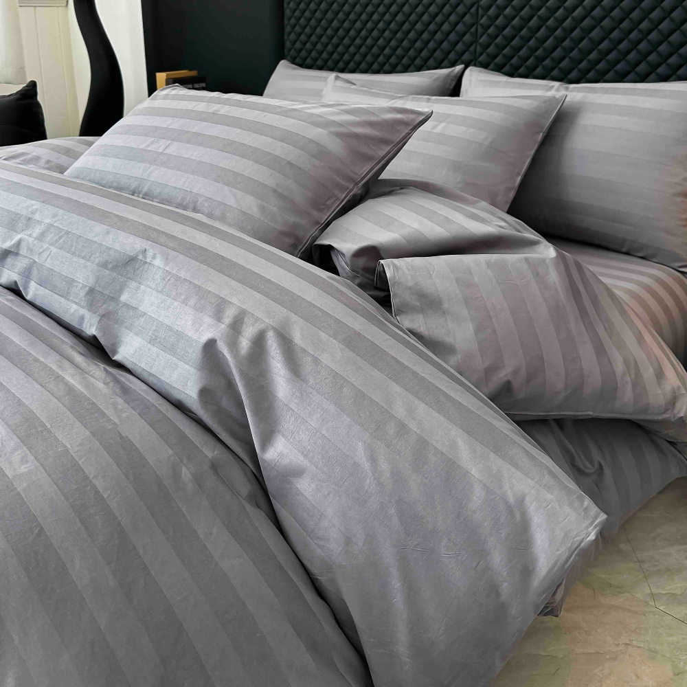Lenjerie bumbac 100 organic 6 piese gri inchis material Lenjerie Damasc Premium din Bumbac 100%, Pat 2 Persoane - Jojo Home - Gri Inchis - PUF243823 - imagine 4