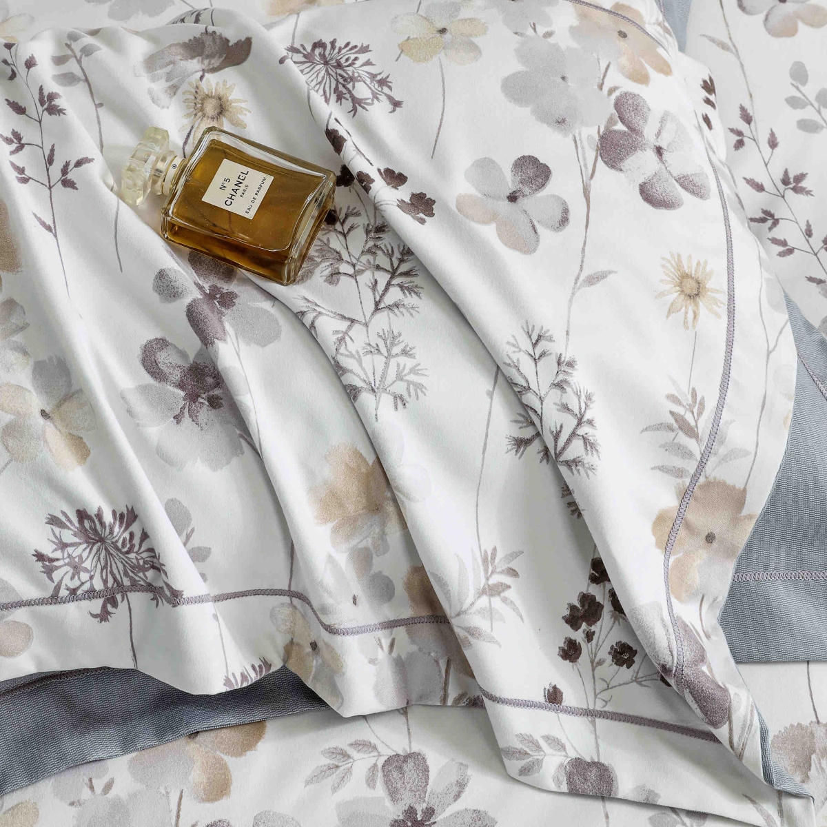 lenjerie alb gri cu floricele delia grey - premium lenjerie alb gri cu floricele delia grey - premium