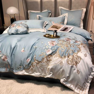 Lenjerie bumbac organic satin bleu cu alb si broderie florala model