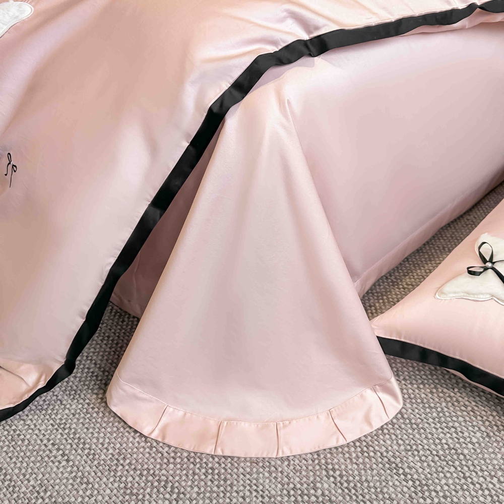 Lenjerie bumbac organic satin roz cu negru si fundite cearceaf Lenjerie bumbac organic satin roz cu negru si fundite cearceaf