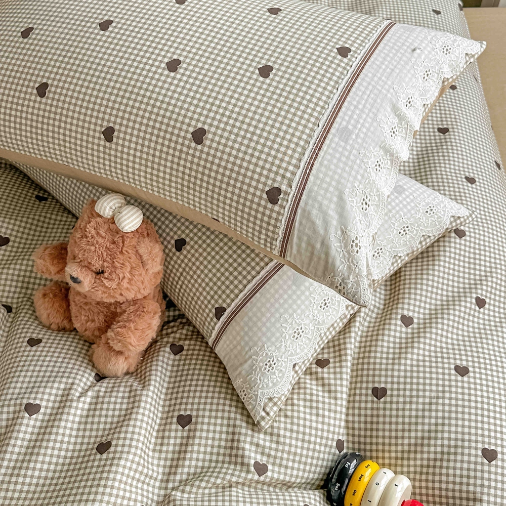 Lenjerie din bumbac cu broderie bej cu inimioare perne Lenjerie din bumbac cu broderie bej cu inimioare perne