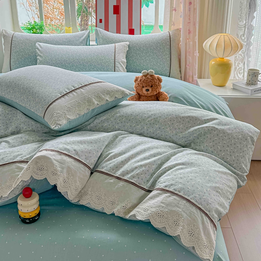 Lenjerie din bumbac cu broderie bleu cu floricele marunte Lenjerie din bumbac cu broderie bleu cu floricele marunte