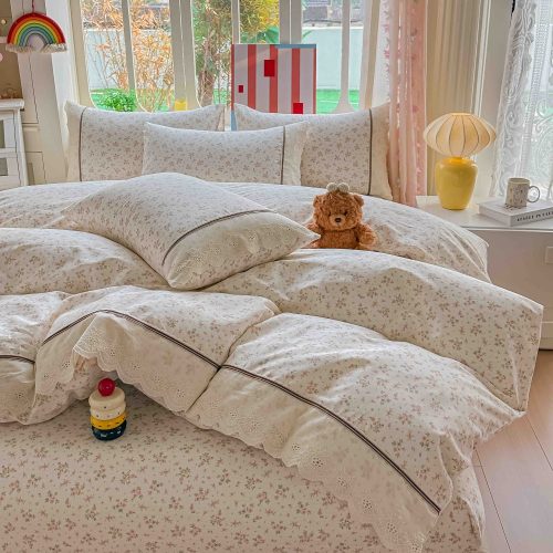 Lenjerie din bumbac cu broderie crem cu floricele roz material