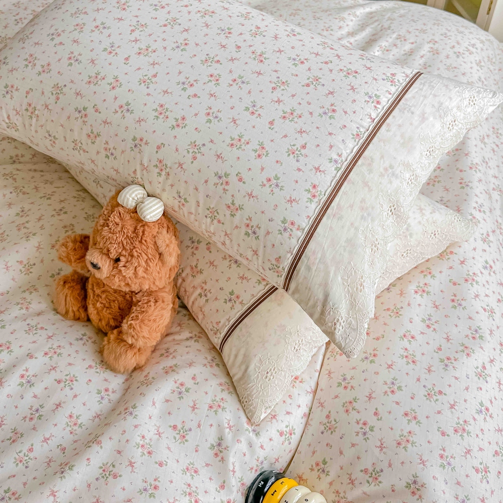 Lenjerie din bumbac cu broderie crem cu floricele roz material perne Lenjerie din bumbac cu broderie crem cu floricele roz material perne