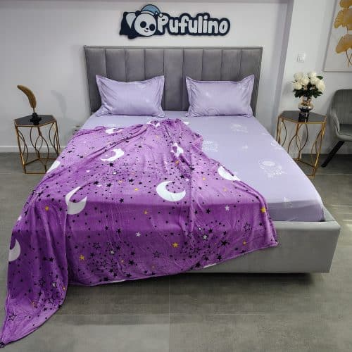 Pachet promotional husa de pat cu elastic si patura Cocolino mov cu stelute