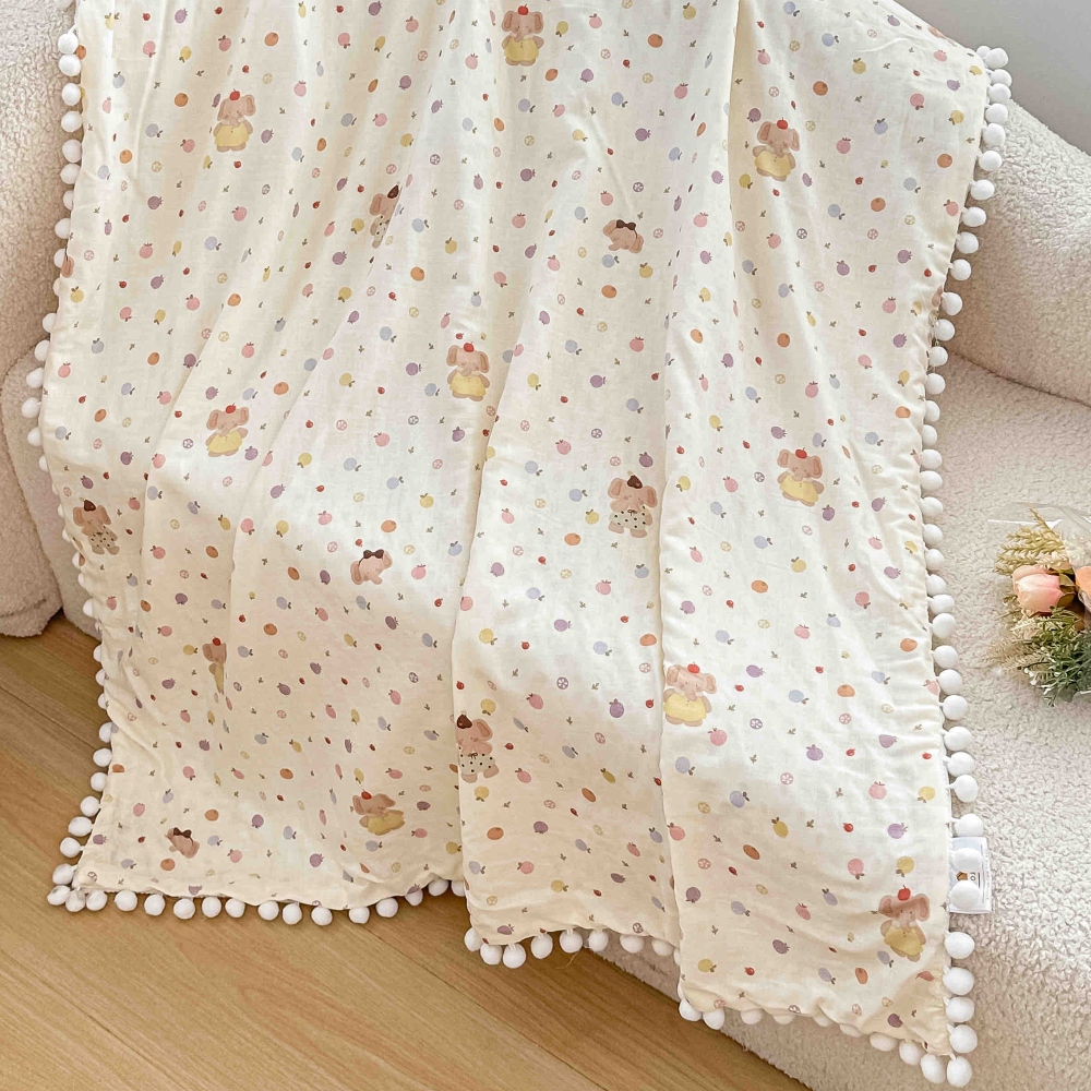 Paturica bebe din bumbac crem cu elefantei galbeni si ciucuri albi design Paturica bebe din bumbac crem cu elefantei galbeni si ciucuri albi design