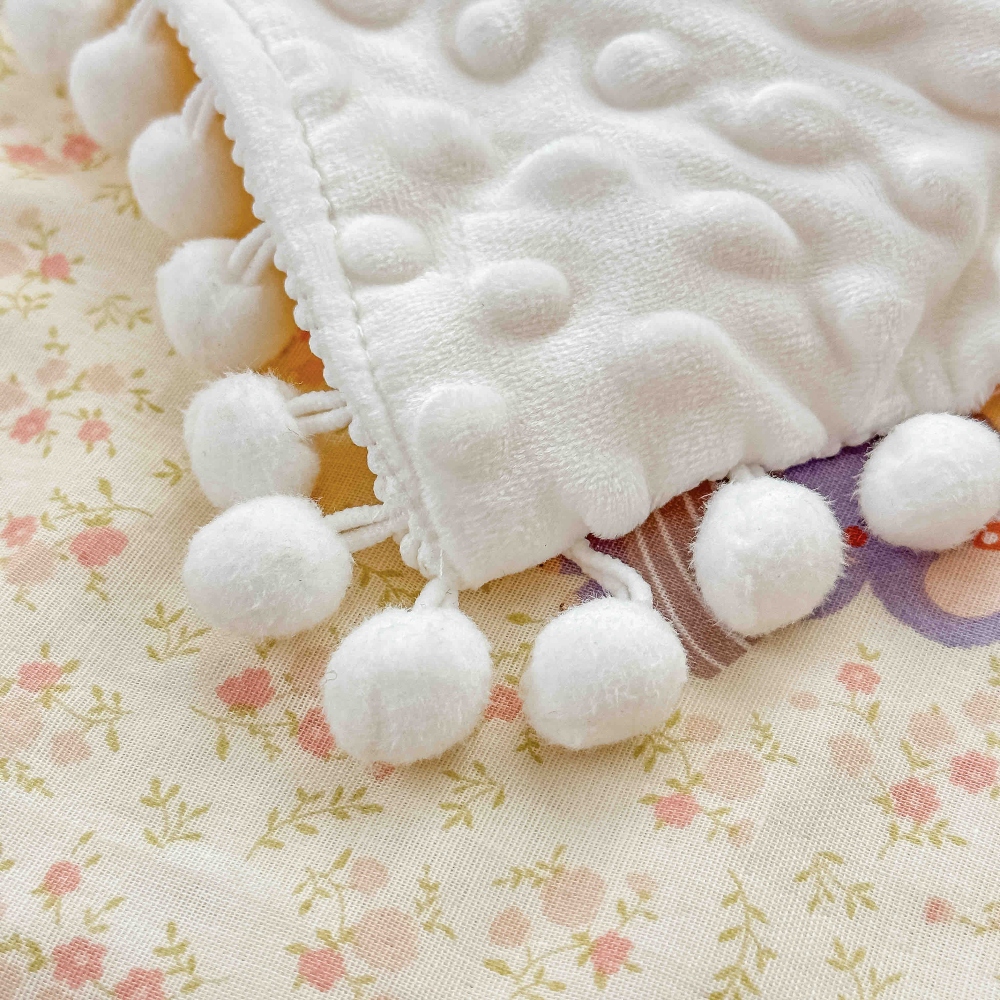 Paturica bebe din bumbac crem cu elefantei si ciucuri albi interior Patura Pom-Pom pentru Copii din Bumbac 100%, 100 x 150cm - Crem cu Elefantei Albastri - JoJo Home - PUF250466 - imagine 6
