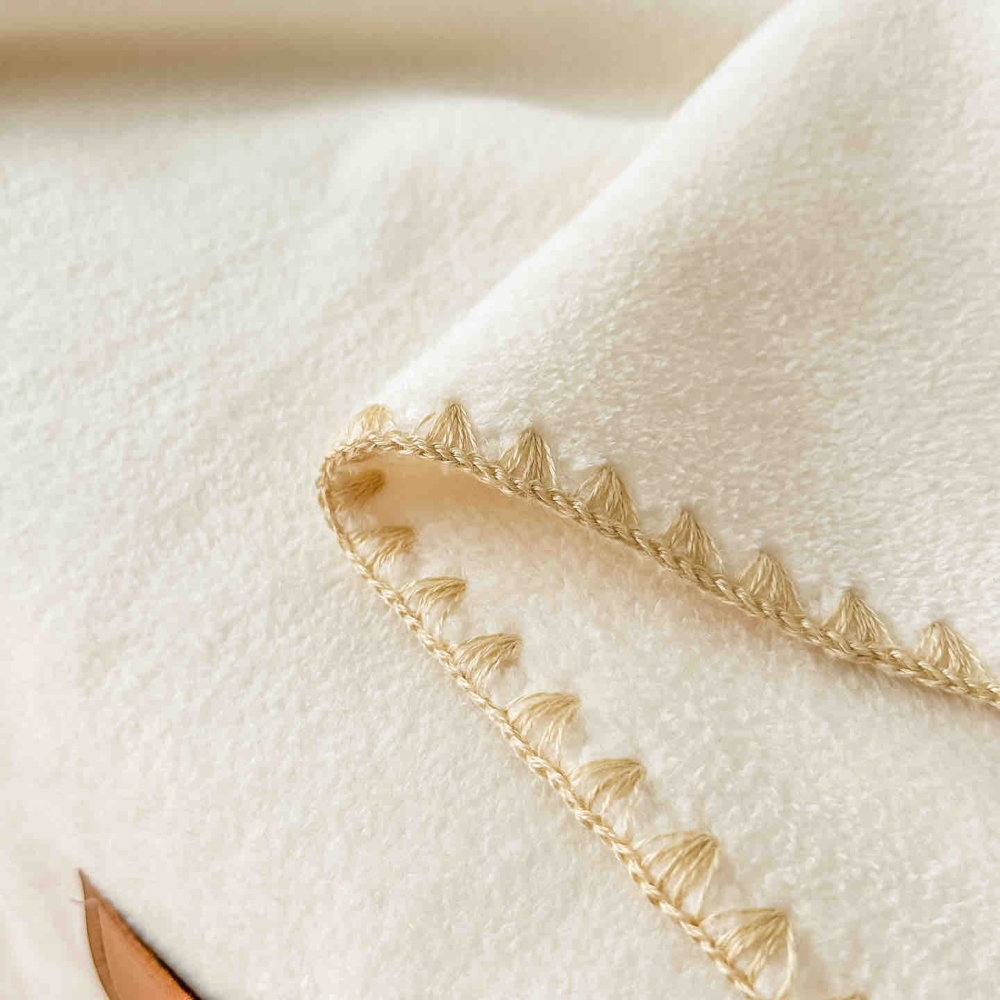 Patura Premium tip Casmir cu Bordura Festonata, Model cu Capse tip Sal Crem Material Patura Premium tip Casmir cu Bordura Festonata, Model cu Capse tip Sal, 100 x 140 cm, Crem - Jojo Home - PUF256073 - imagine 4
