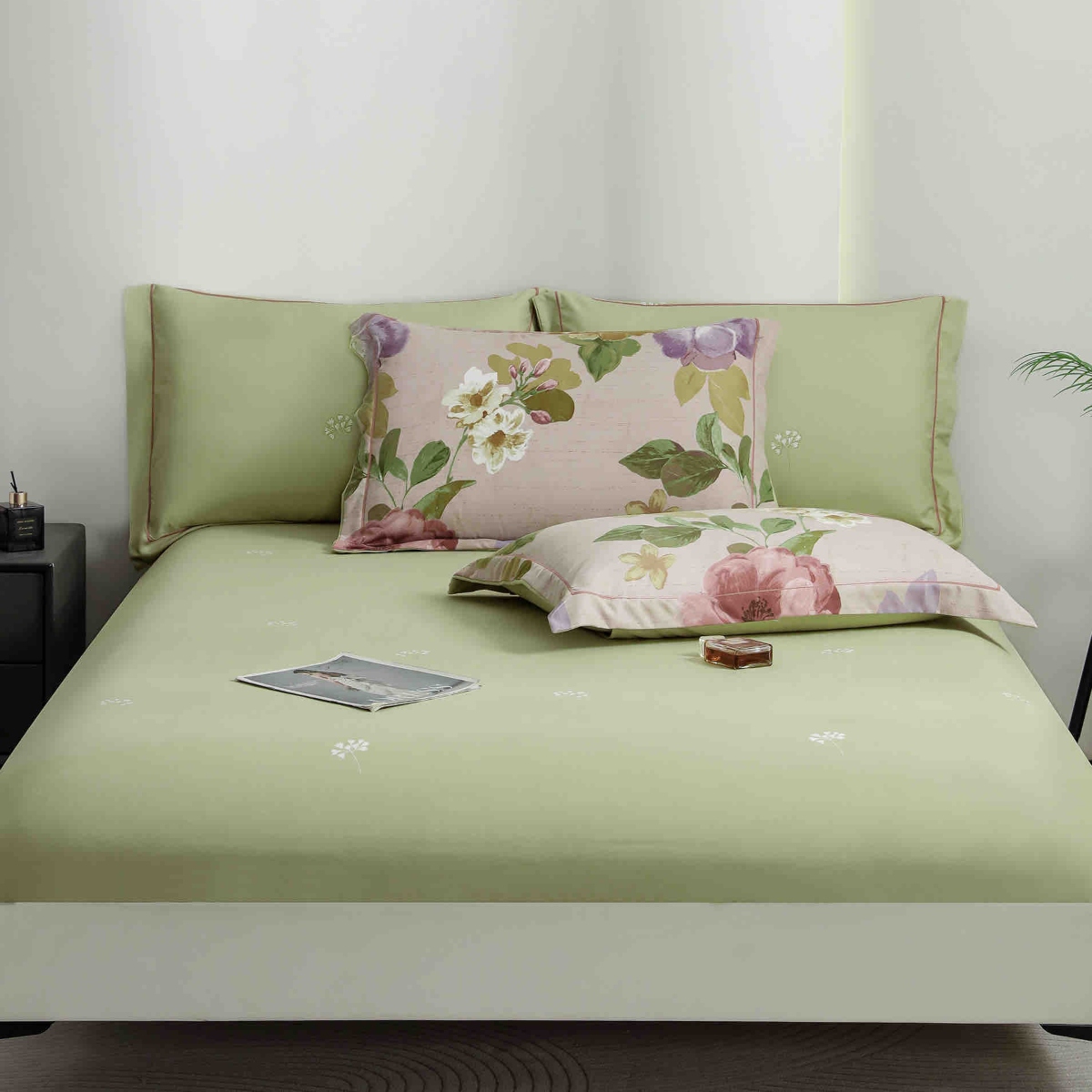 lenjerie la cutie verde cu flori multicolore cearceaf cu elastic lenjerie la cutie verde cu flori multicolore cearceaf cu elastic