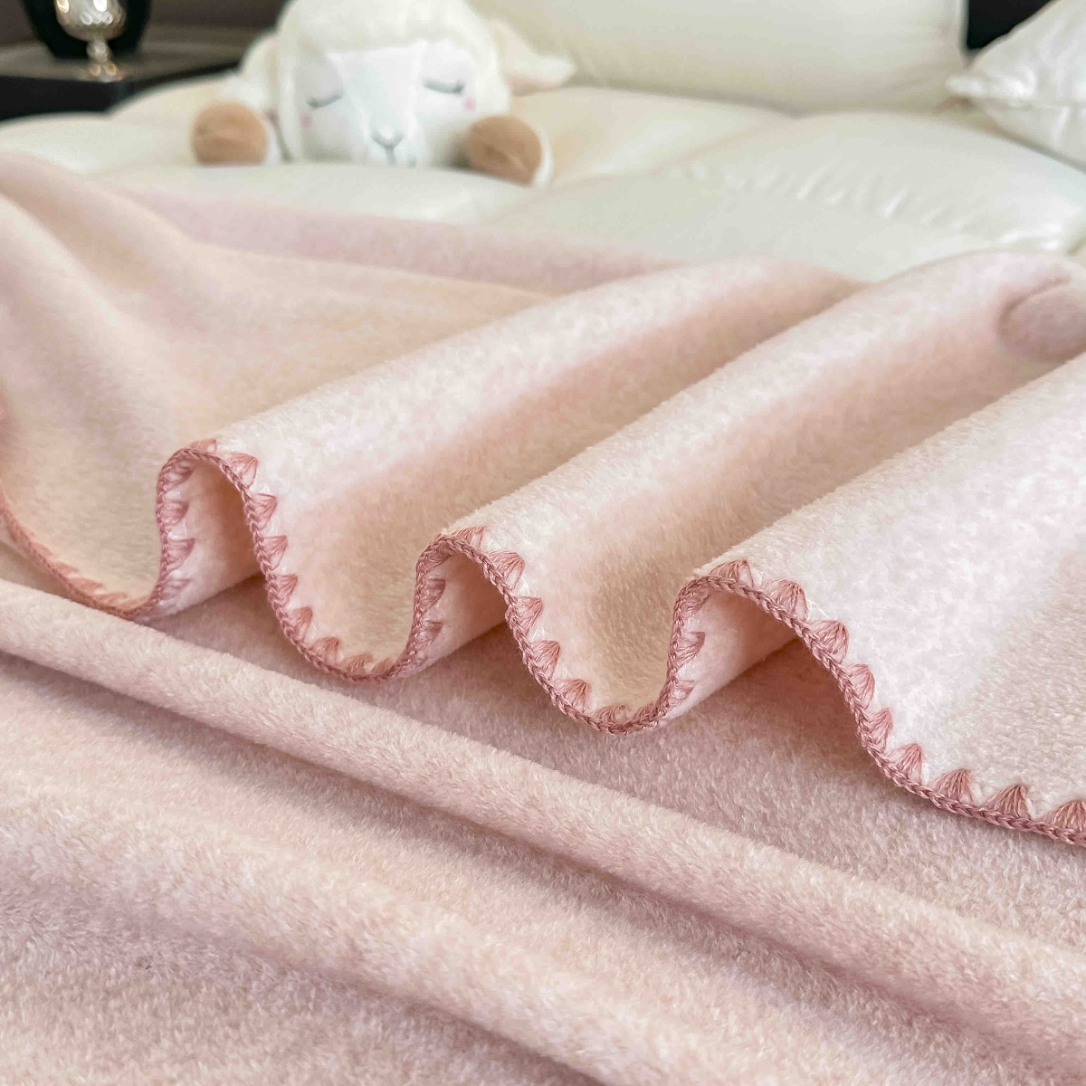 patura casmir mare - roz degrade material Patura Premium tip Casmir cu Bordura Festonata & Geanta Cadou, 200 x 230cm, Roz Degrade - Jojo Home - PUF253976 - imagine 3